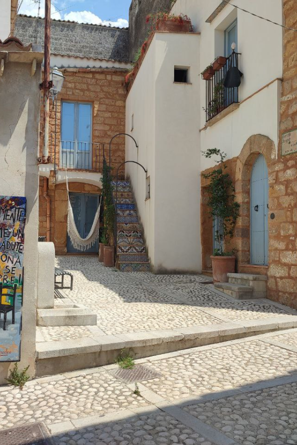 cortile-tipico-vicoliarabi-sambucadisicilia cortile-tipico-vicoliarabi-sambucadisicilia